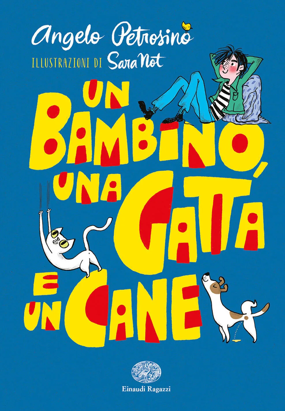 Un bambino, una gatta e un cane