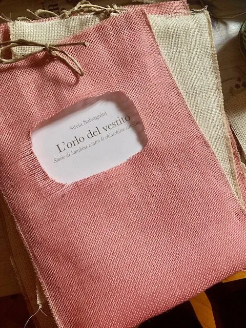 L'orlo del vestito, Storie di bambine contro le chiacchiere cittadine.